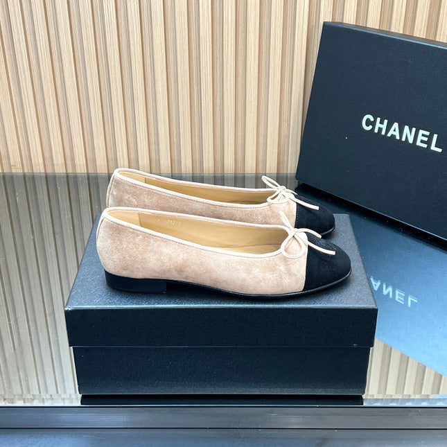 CHANEL 25S BALLET FLATS 20MM IN NUDE AND BLACK SUEDE WITH BOW