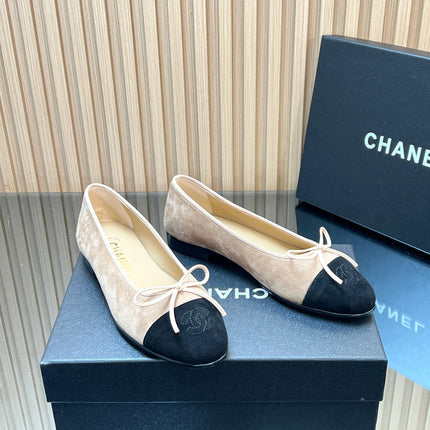 CHANEL 25S BALLET FLATS 20MM IN NUDE AND BLACK SUEDE WITH BOW
