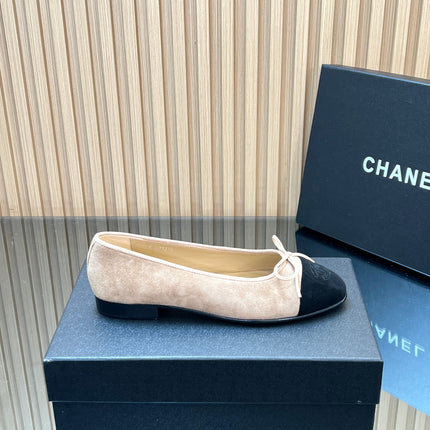 CHANEL 25S BALLET FLATS 20MM IN NUDE AND BLACK SUEDE WITH BOW