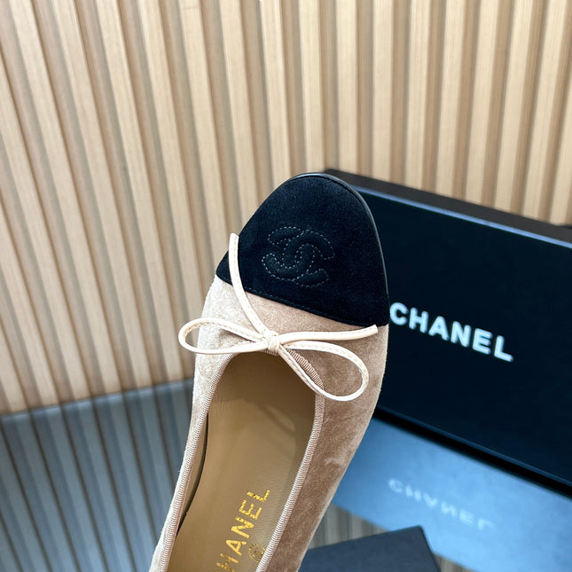 CHANEL 25S BALLET FLATS 20MM IN NUDE AND BLACK SUEDE WITH BOW