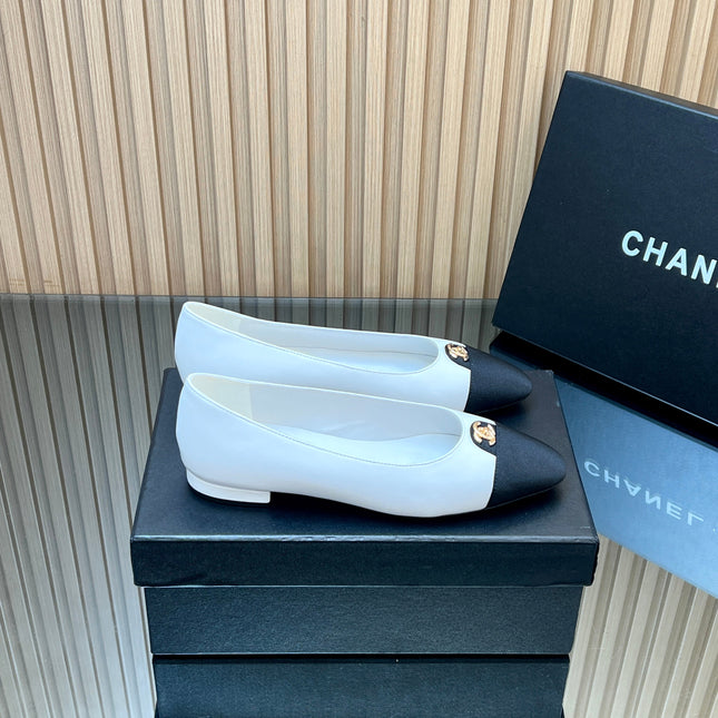 CHANEL 25S BALLET FLATS LOGO IN WHITE CALFSKIN AND BLACK CANVAS GOLD HARDWARE