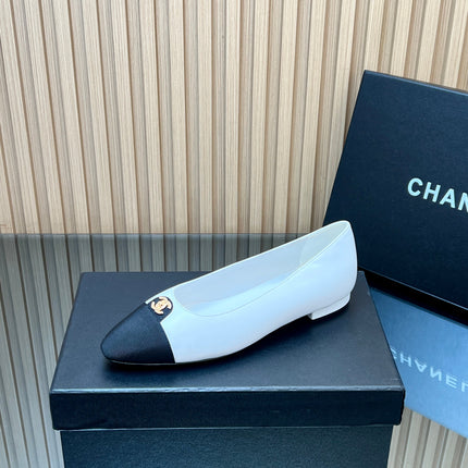 CHANEL 25S BALLET FLATS LOGO IN WHITE CALFSKIN AND BLACK CANVAS GOLD HARDWRE