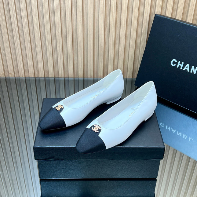 CHANEL 25S BALLET FLATS LOGO IN WHITE CALFSKIN AND BLACK CANVAS GOLD HARDWRE