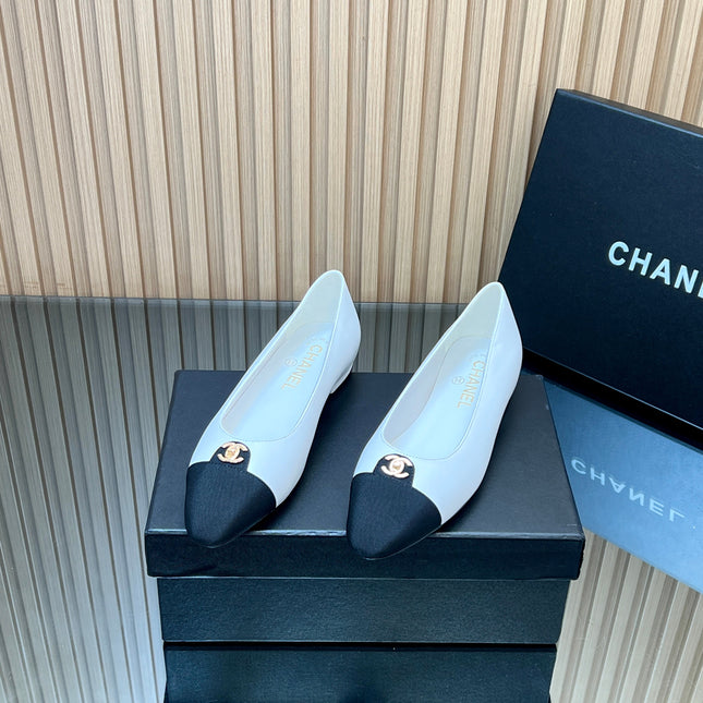 CHANEL 25S BALLET FLATS LOGO IN WHITE CALFSKIN AND BLACK CANVAS GOLD HARDWARE