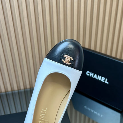 CHANEL 25S BALLET FLATS IN WHITE AND BLACK LAMBSKIN GOLD HARDWRE