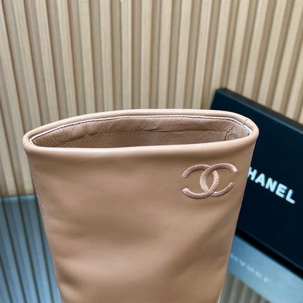 CHANEL 25S KNEE-HIGH HEELED BOOTS 65MM IN BEIGE CALFSKIN GOLD HARDWRE