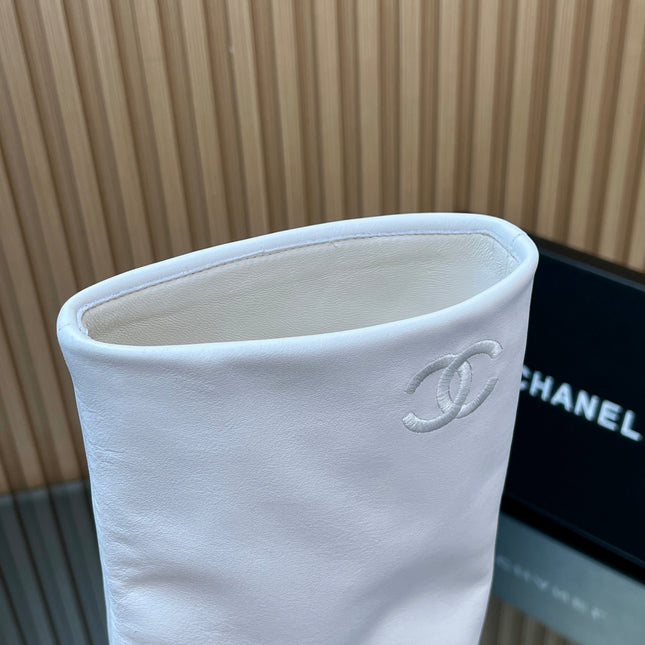 CHANEL 25S KNEE-HIGH HEELED BOOTS 65MM IN WHITE CALFSKIN GOLD HARDWRE