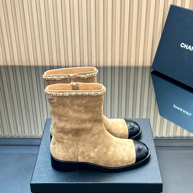CHANEL 25S SHORT BOOTS WITH CHAIN IN LIGHT BROWN SUEDE