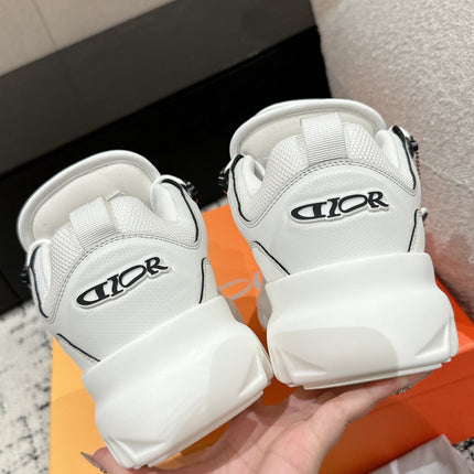 SNEAKER IN WHITE CALFSKIN AND BREATHABLE MESH 175310