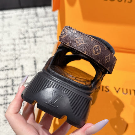 LV WEDGE SANDALS 25S 55 MM IN BLACK CALFSKIN