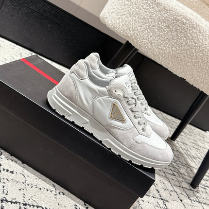PRADA 25S MEN SNEAKERS LOGO IN WHITE AND LIGHT GRAY NUBUCK AND CANVAS