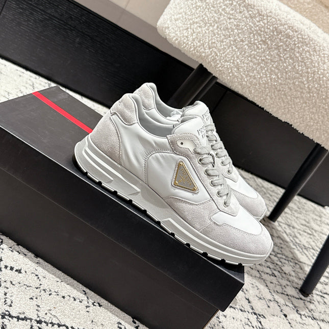 PRADA 25S MEN SNEAKERS LOGO IN WHITE AND LIGHT GRAY NUBUCK AND CANVAS
