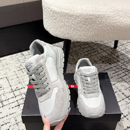 PRADA 25S MEN SNEAKERS LOGO IN WHITE AND LIGHT GRAY NUBUCK AND CANVAS