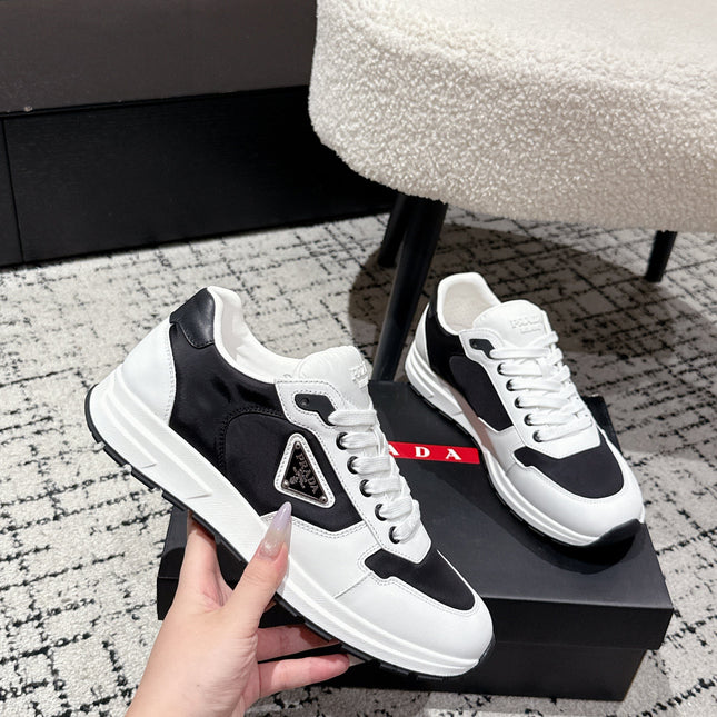 PRADA 25S MEN SNEAKERS LOGO IN WHITE AND BLACK NUBUCK AND CANVAS