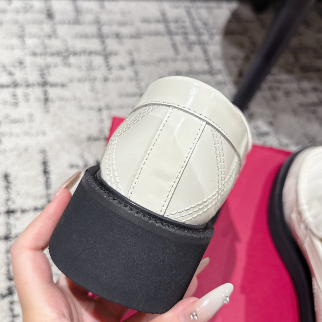 VLTN LOAFER 25S IN CREAM WHITE CALFSKIN WITH GOLD HARDWARE