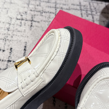 VLTN LOAFER 25S IN CREAM WHITE CALFSKIN WITH GOLD HARDWARE