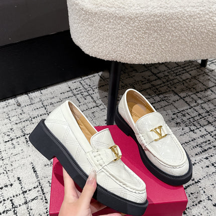 VLTN LOAFER 25S IN CREAM WHITE CALFSKIN WITH GOLD HARDWARE