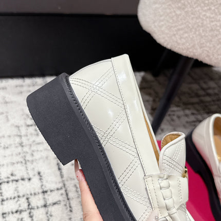 VLTN LOAFER 25S IN CREAM WHITE CALFSKIN WITH GOLD HARDWARE