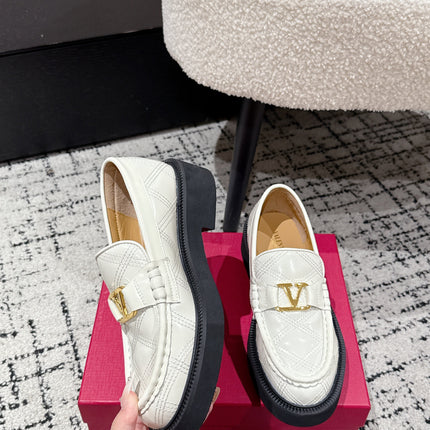 VLTN LOAFER 25S IN CREAM WHITE CALFSKIN WITH GOLD HARDWARE