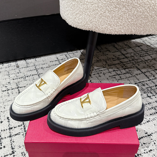 VLTN LOAFER 25S IN CREAM WHITE CALFSKIN WITH GOLD HARDWARE