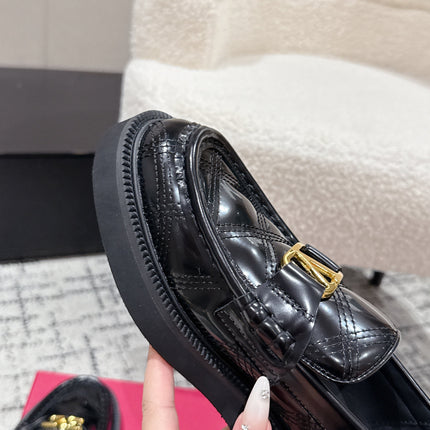 VLTN LOAFER 25S IN BLACK CALFSKIN WITH GOLD HARDWARE