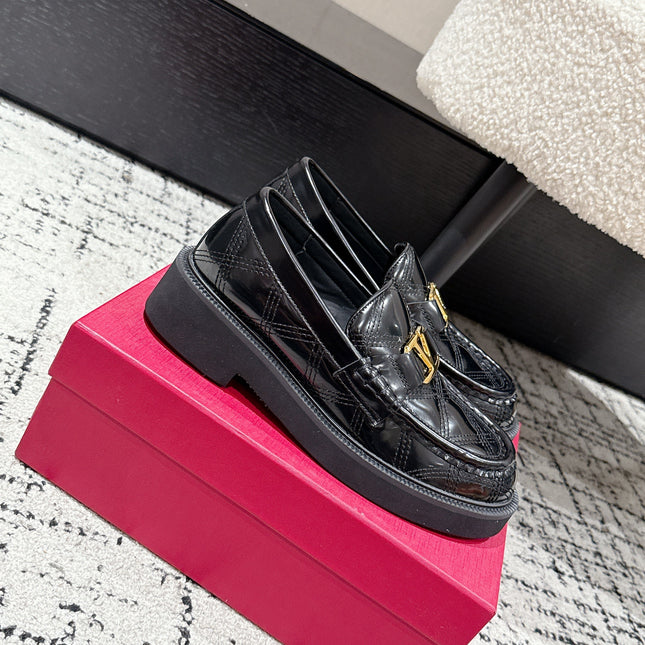 VLTN LOAFER 25S IN BLACK CALFSKIN WITH GOLD HARDWARE