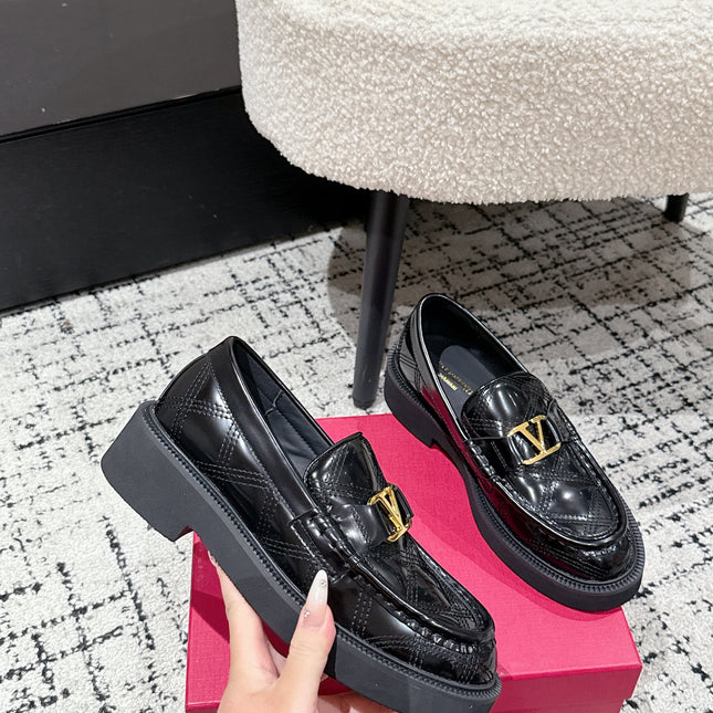 VLTN LOAFER 25S IN BLACK CALFSKIN WITH GOLD HARDWARE