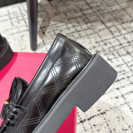 VLTN LOAFER 25S IN BLACK CALFSKIN WITH GOLD HARDWARE