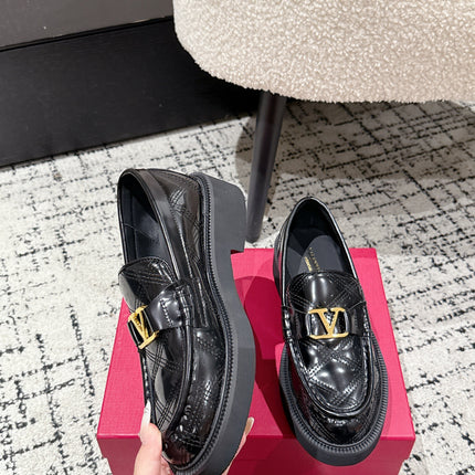 VLTN LOAFER 25S IN BLACK CALFSKIN WITH GOLD HARDWARE