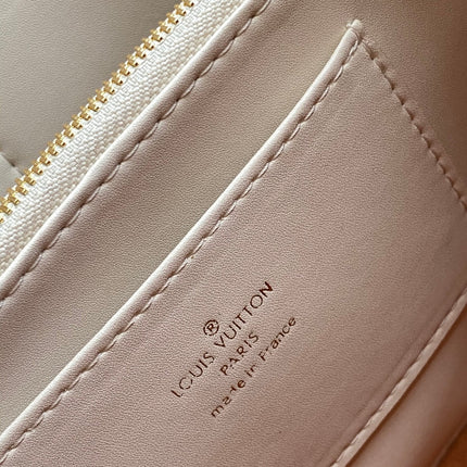 CAPUCINES 33 IN OFF WHITE CALFSKIN GOLD HARDWARE
