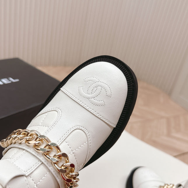CHANEL ANKLE BOOTS 25S IN WHITE LAMBSKIN WITH GOLD HARDWARE