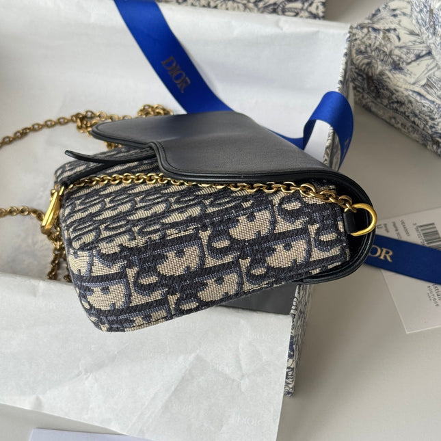 DIOR 25S MEDIUM SADDLE POUCH WITH CHAIN 21 IN BLUE BLACK DIOR OBLIQUE JACQUARD CANVAS AND CALFSKIN
