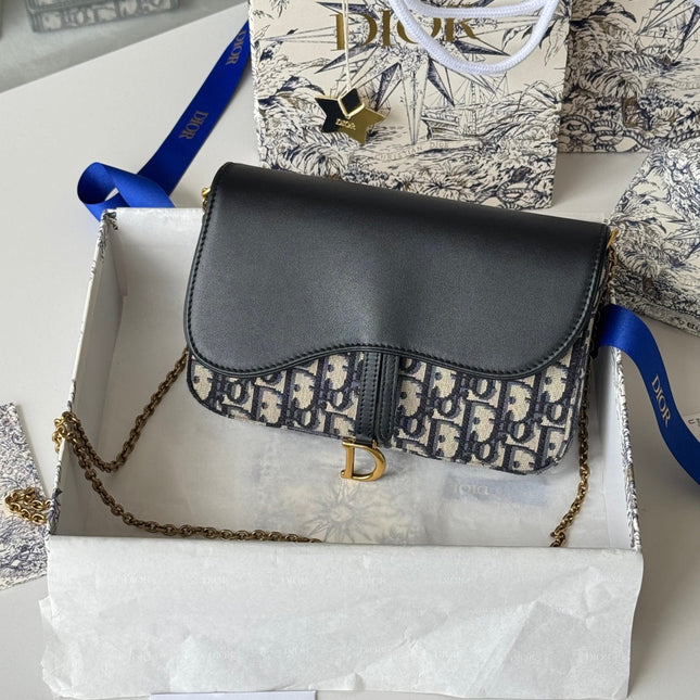 DIOR 25S MEDIUM SADDLE POUCH WITH CHAIN 21 IN BLUE BLACK DIOR OBLIQUE JACQUARD CANVAS AND CALFSKIN
