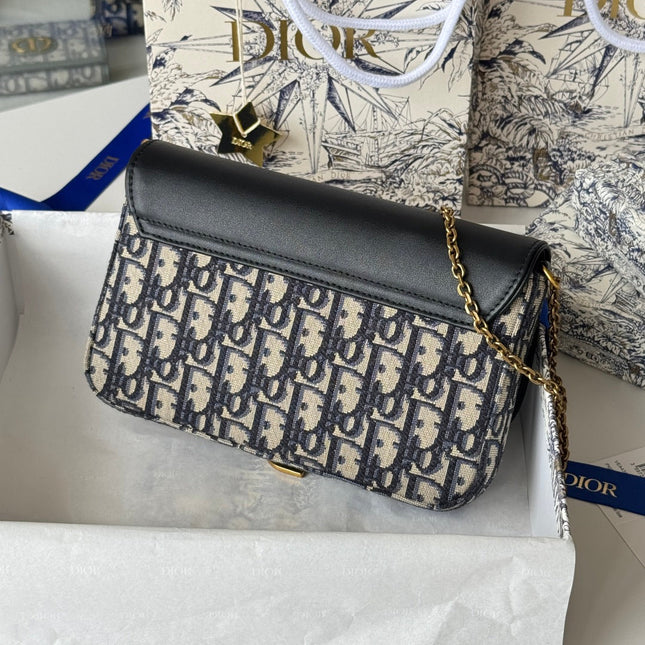 DIOR 25S MEDIUM SADDLE POUCH WITH CHAIN 21 IN BLUE BLACK DIOR OBLIQUE JACQUARD CANVAS AND CALFSKIN