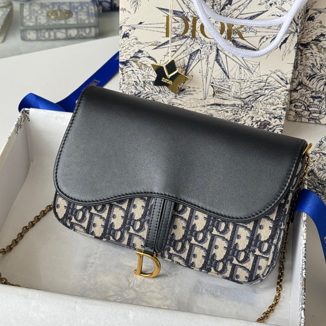 DIOR 25S MEDIUM SADDLE POUCH WITH CHAIN 21 IN BLUE BLACK DIOR OBLIQUE JACQUARD CANVAS AND CALFSKIN