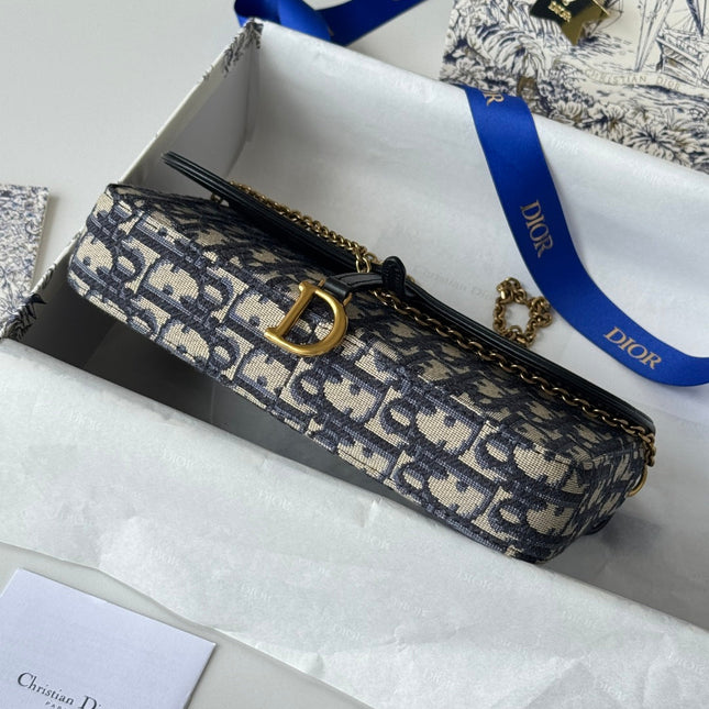 DIOR 25S MEDIUM SADDLE POUCH WITH CHAIN 21 IN BLUE BLACK DIOR OBLIQUE JACQUARD CANVAS AND CALFSKIN