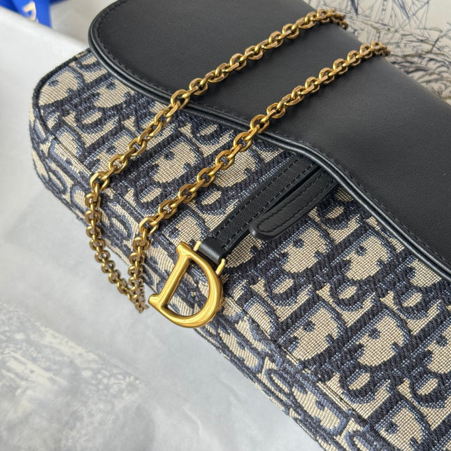 DIOR 25S MEDIUM SADDLE POUCH WITH CHAIN 21 IN BLUE BLACK DIOR OBLIQUE JACQUARD CANVAS AND CALFSKIN