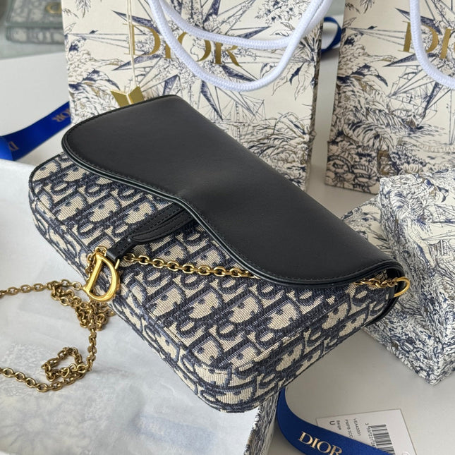 DIOR 25S MEDIUM SADDLE POUCH WITH CHAIN 21 IN BLUE BLACK DIOR OBLIQUE JACQUARD CANVAS AND CALFSKIN