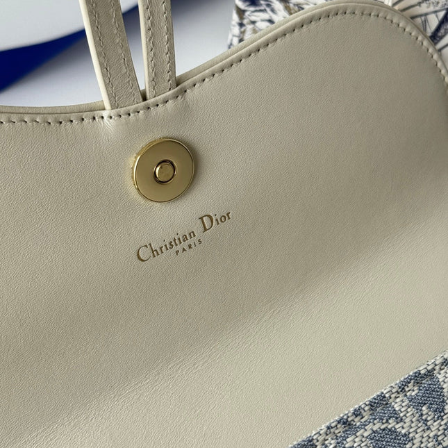 DIOR 25S MEDIUM SADDLE POUCH WITH CHAIN 21 IN LIGHT BLUE DIOR OBLIQUE JACQUARD CANVAS