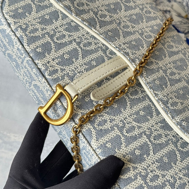 DIOR 25S MEDIUM SADDLE POUCH WITH CHAIN 21 IN LIGHT BLUE DIOR OBLIQUE JACQUARD CANVAS