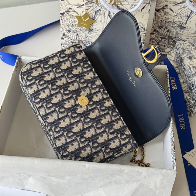 DIOR 25S MEDIUM SADDLE POUCH WITH CHAIN 21 IN BLUE DIOR OBLIQUE JACQUARD CANVAS