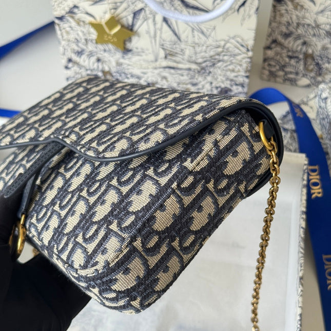 DIOR 25S MEDIUM SADDLE POUCH WITH CHAIN 21 IN BLUE DIOR OBLIQUE JACQUARD CANVAS