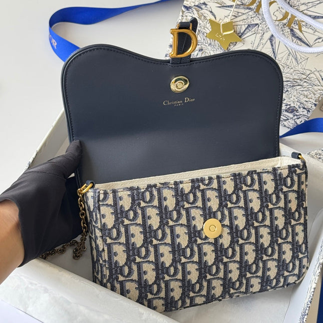 DIOR 25S MEDIUM SADDLE POUCH WITH CHAIN 21 IN BLUE DIOR OBLIQUE JACQUARD CANVAS