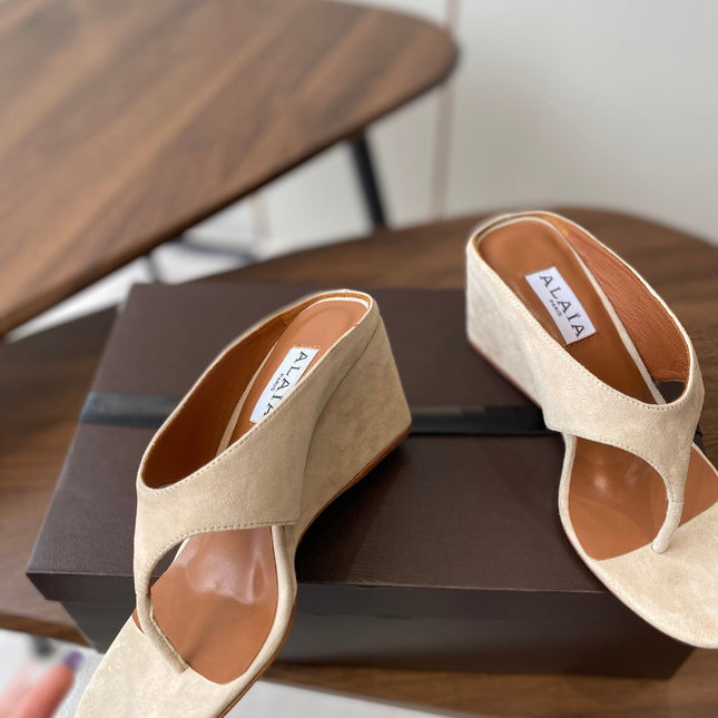 ALAIA WEDGE THONG SANDALS 25S IN LIGHT BEIGE SUEDE