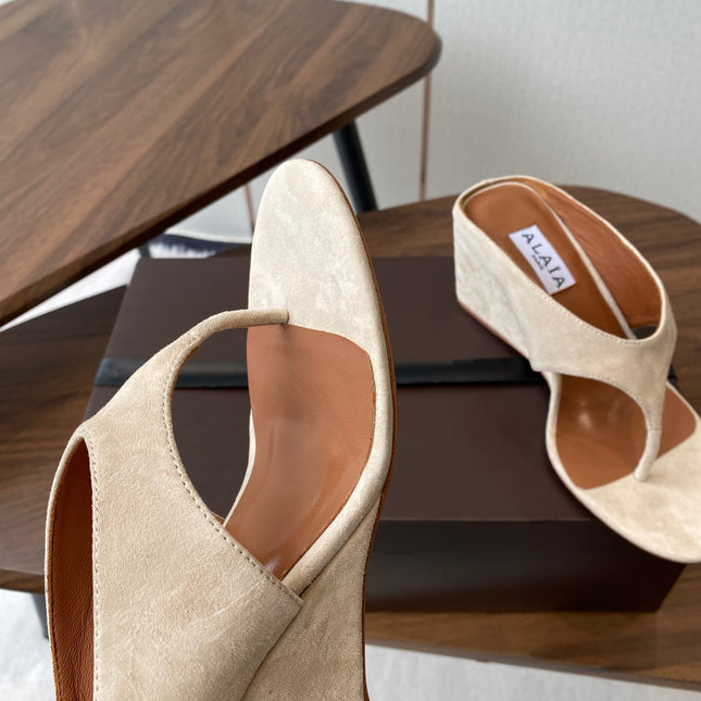 ALAIA WEDGE THONG SANDALS 25S IN LIGHT BEIGE SUEDE