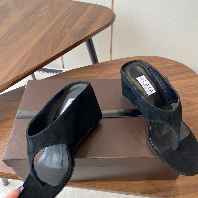 ALAIA WEDGE THONG SANDALS 25S IN BLACK SUEDE
