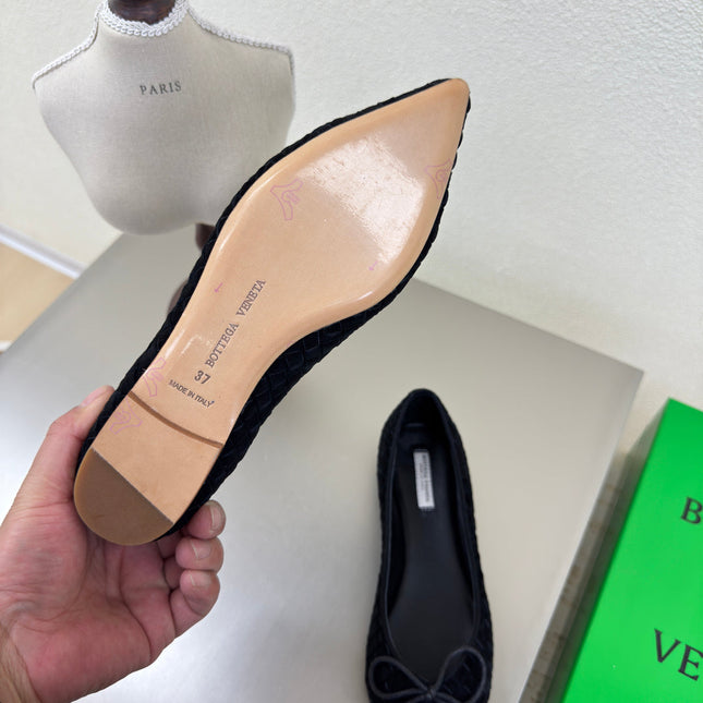 BALLET FLAT IN BLACK INTRECCIATO SUEDE WITH BOW