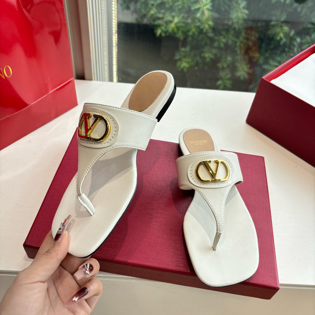 VLTN THONG SANDALS 25S IN WHITE LAMBSKIN WITH GOLD HARDWARE