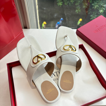 VLTN THONG SANDALS 25S IN WHITE LAMBSKIN WITH GOLD HARDWARE