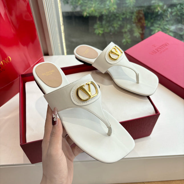 VLTN THONG SANDALS 25S IN WHITE LAMBSKIN WITH GOLD HARDWARE